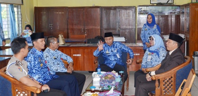 Bupati Lampura Usul Jam Mulai UN