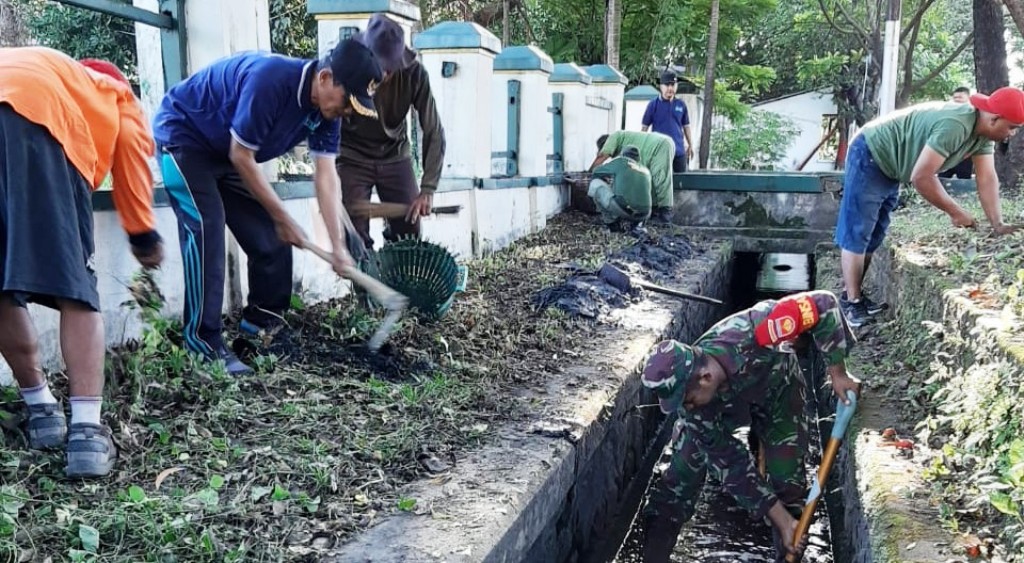 Babinsa Kelurahan Bersama Warga Gotong Royong Bersihkan Saluran Air. (Foto: dok Agus)