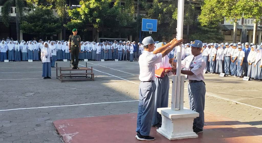 Kapten Inf Tri Sakti Kristiyoso Jadi Inspektur Upacara di SMKN 3 Surakarta