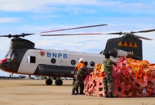 Helikopter bermesin ganda ini berhasil mendaratkan Bantu Korban Gempa