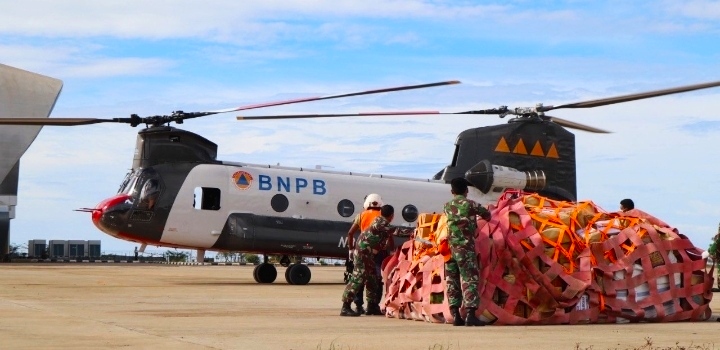 Helikopter bermesin ganda ini berhasil mendaratkan Bantu Korban Gempa