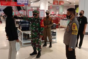 Pengunjung Mall Ramayana Mendukung Kegiatan petugas penanganan Covid19