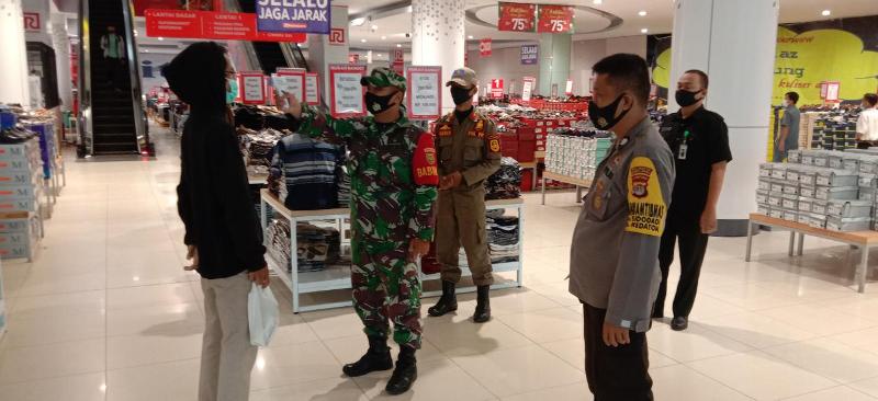 Pengunjung Mall Ramayana Mendukung Kegiatan petugas penanganan Covid19