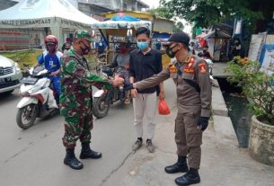 Pengunjung pasar Gudang Lelang terbantu Dengan sosialisasi Tim Gugus Tugas