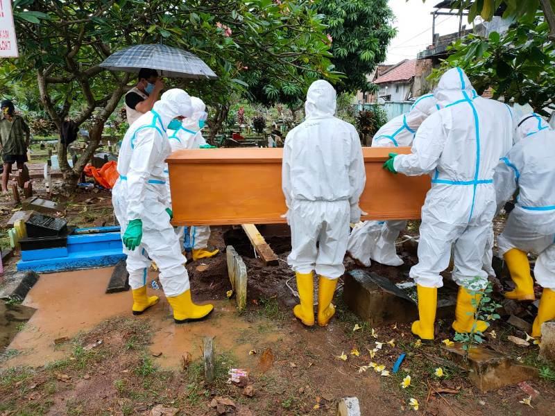 Koptu Ngadirin melakukan prosesi pemakaman jenazah di TPU