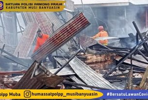 Satpol PP dan Damkar Muba Bantu Evakuasi Kebakaran