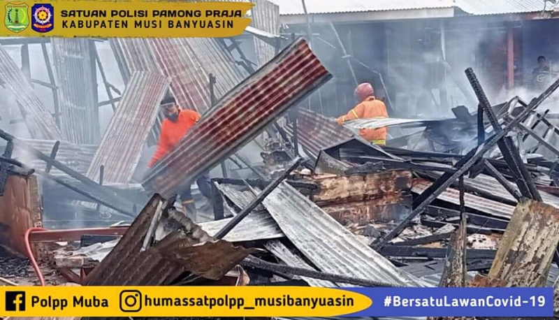 Satpol PP dan Damkar Muba Bantu Evakuasi Kebakaran