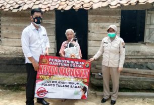Satresnarkoba Polres Tulang Bawang Distribusikan Bantuan Sosial Untuk Warga di Dua Kampung