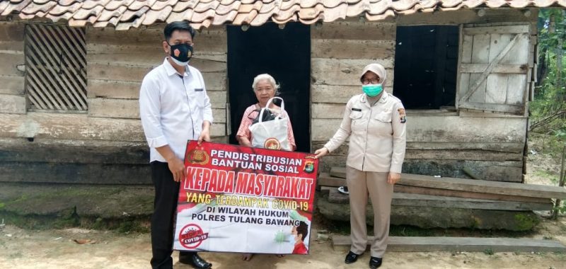 Satresnarkoba Polres Tulang Bawang Distribusikan Bantuan Sosial Untuk Warga di Dua Kampung