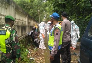 Babinsa Dan Bhabinkamtibmas Kawal Pemakaman Jenazah Dengan Standar Covid-19