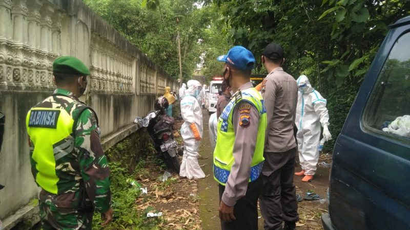 Babinsa Dan Bhabinkamtibmas Kawal Pemakaman Jenazah Dengan Standar Covid-19