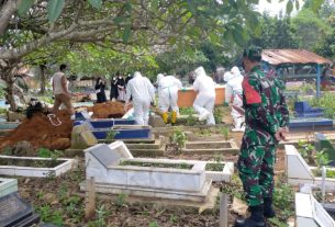 Serda Gaguk Triyatno memonitor Pemakaman warga Kelurahan Sepang jaya