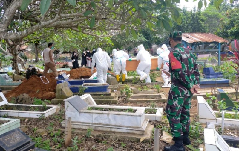 Serda Gaguk Triyatno memonitor Pemakaman warga Kelurahan Sepang jaya