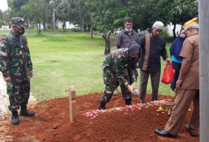 Mayor Chk (K) Hastuti Menghadiri prosesi pemakaman Jenazah Veteran