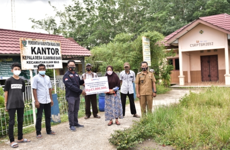 PTBA serahkan Bantuan Rumah Korban Banjir di Desa Ujan Mas Baru