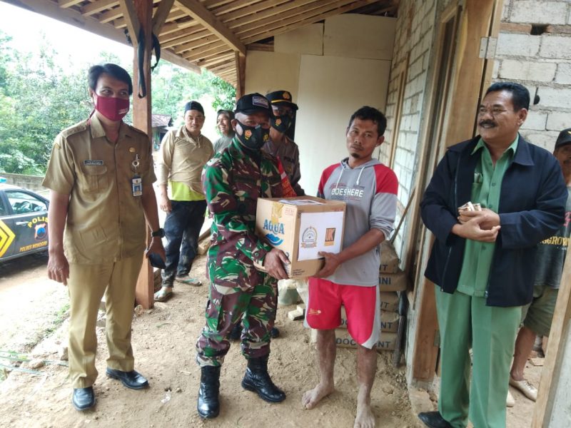 Selain Kerahkan Anggotanya, Forkopincam Berikan Tali Asih Kepada Warganya Yang Menjadi Korban Tanah Longsor