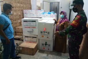 Babinsa Koramil 410-05/TKP memonitor kegiatan pendistribusian Vaksin