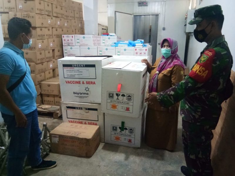 Babinsa Koramil 410-05/TKP memonitor kegiatan pendistribusian Vaksin
