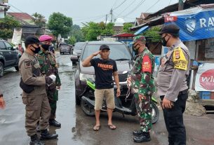 Tim Satgas membagi masker gratis