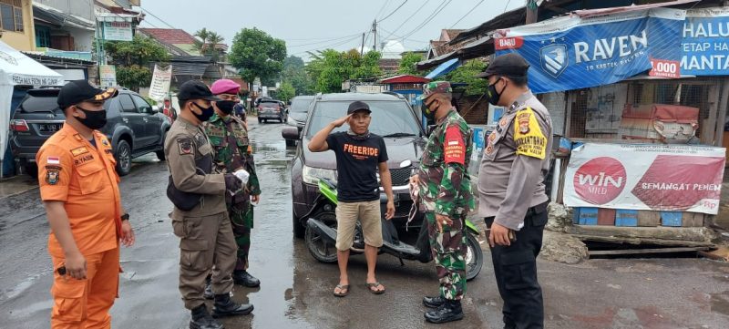 Tim Satgas membagi masker gratis