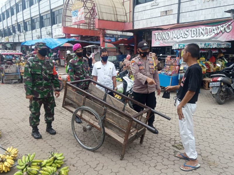Babinsa Koramil 410-01/Panjang Menegakkan disiplin Protokol Kesehatan