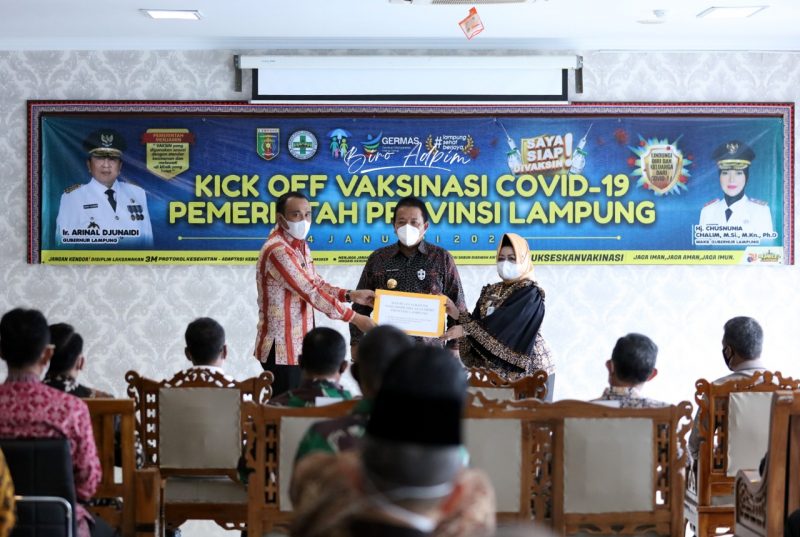 Saksikan Vaksinasi Covid-19 di Provinsi Lampung, Gubernur Arinal Dorong Masyarakat Tidak Ragu Ikuti Vaksinasi