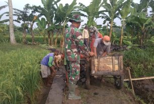 Babinsa Sumber Bantu Warga Membuat JUT