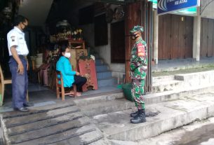 Serda Sugiyanto Bersama Security Bersinergi Dalam Pengawalan PPKM di Pasar Triwindu Surakarta