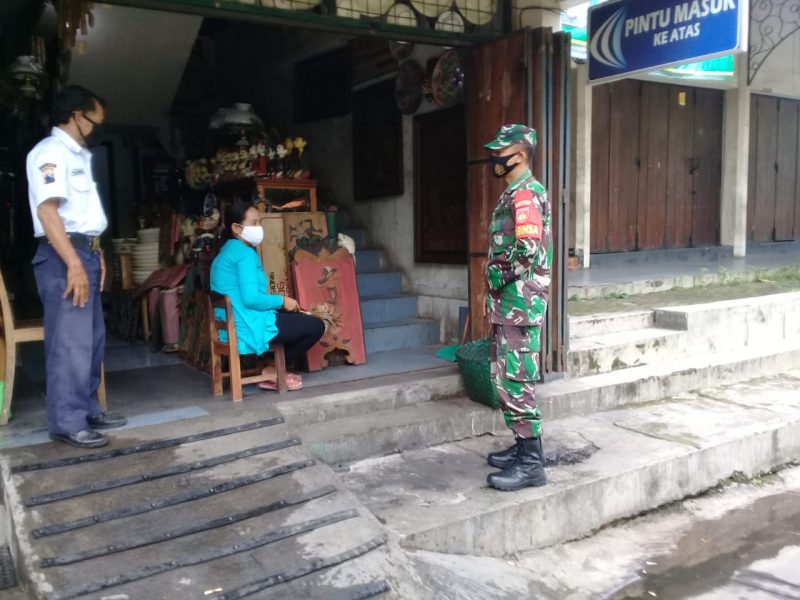 Serda Sugiyanto Bersama Security Bersinergi Dalam Pengawalan PPKM di Pasar Triwindu Surakarta