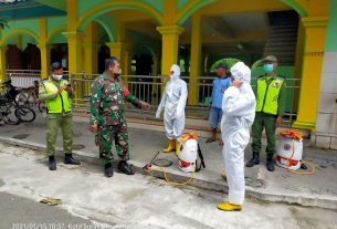 Cegah Penyebaran Covid-19, Serka Sugiyarto Bersama Satgas Jogo Tonggo Laksanakan Penyemprotan Disinfektan