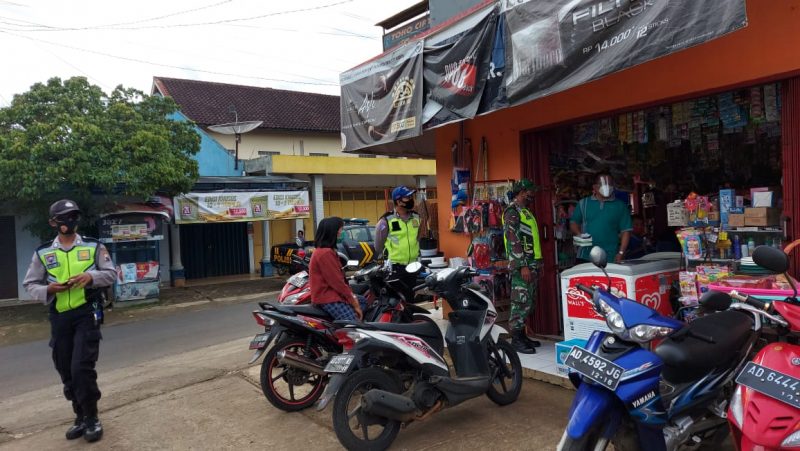 TNI-Polri, Nakes Dan Relawan Kecamatan Jatisrono, Tertibkan Pedagang Serta Pengunjung Pasar Ngrompak Patuhi Protokol Kesehatan