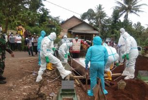 Kapten Inf Dja'far menghadiri kegiatan pemakaman di TPU Pinang jaya Kemiling