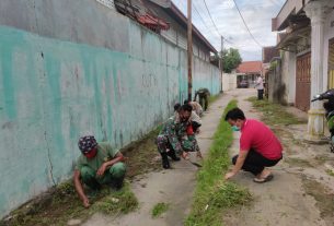 Meningkatkan lingkungan bersih Serka Sugeng melaksanakan gotong-royong