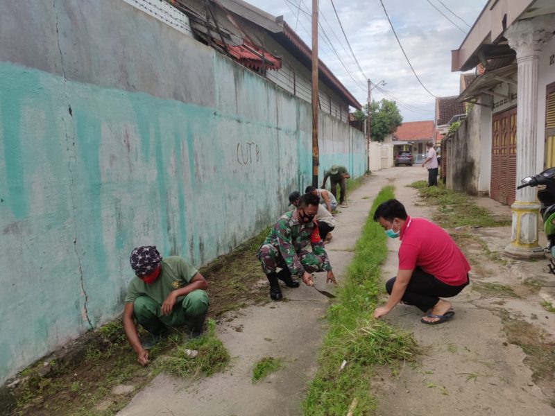 Meningkatkan lingkungan bersih Serka Sugeng melaksanakan gotong-royong