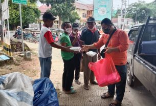 Jumat Berkah Kali Ini, SMSI Metro Bagikan Nasi Kotak