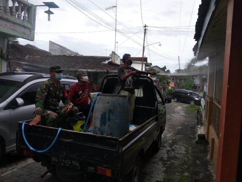 Pencegahan Untuk Memutus Mata Rantai Covid-19 Terus Dilakukan, Babinsa Mojosongo Bantu Penyemprotan Disinfektan