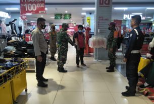 Penerapan disiplin Prokes dilakukan kepada Pengunjung Mall Ramayana Ciplaz