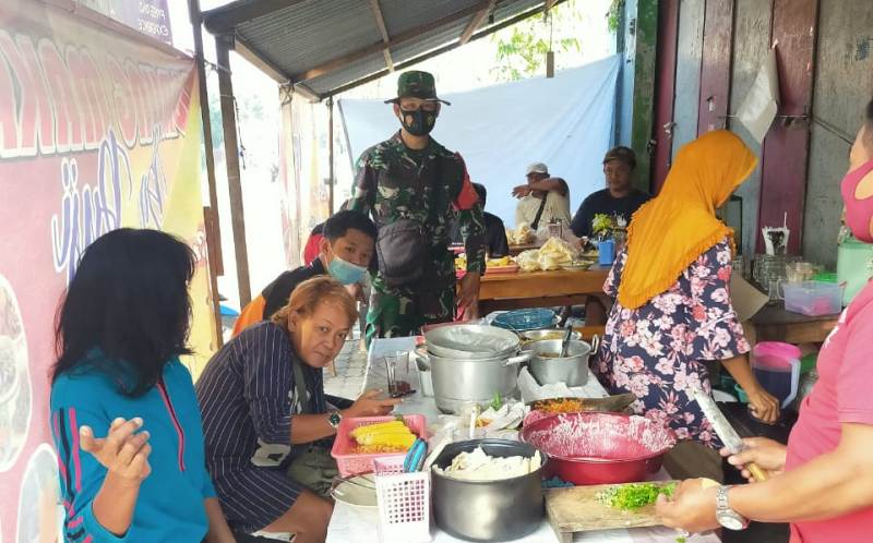 Serka Giminanto Bersama Linmas Giat Laksanakan Operasi Masker