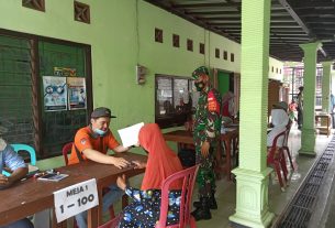 Babinsa Desa Gedong Dampingi Penyakuran BST Kepada 259 KPM