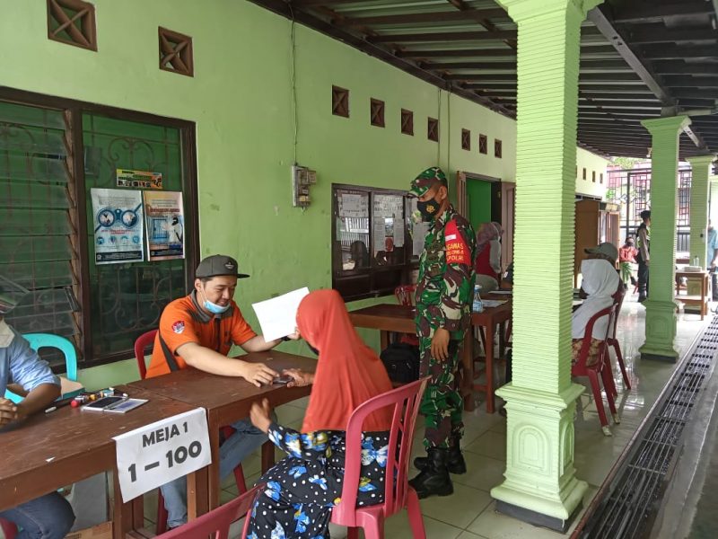 Babinsa Desa Gedong Dampingi Penyakuran BST Kepada 259 KPM