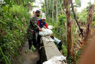 Antisipasi Banjir Babinsa Bersama Warga Bersihkan Saluran Air