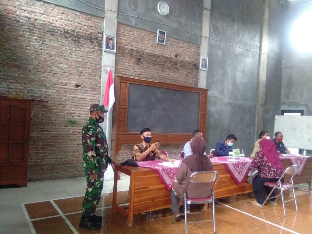 Kapten Inf Budi Utama : Anggota Babinsa Kawal Distribusi BST Masing-Masing Desa Binaan