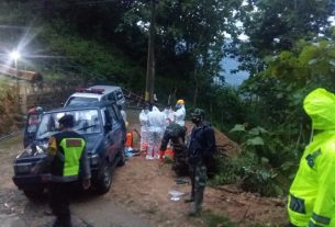 Anggota TNI-Polri Kecamatan Tirtomoyo Kawal Pemakaman Jenazah Dengan Protokol Kesehatan