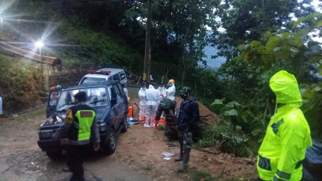 Anggota TNI-Polri Kecamatan Tirtomoyo Kawal Pemakaman Jenazah Dengan Protokol Kesehatan