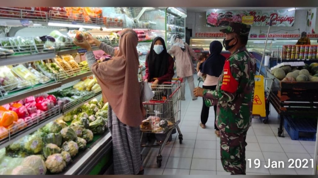 Serma Ambok Uding bersama Satgas terpadu melaksanakan himbauan