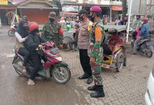 Serka Trimiarto bersama Satgas penanganan Covid-19, memberikan himbauan