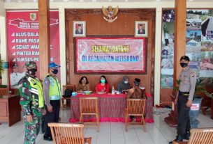 TNI-Polri Kecamatan Jatisrono Bersinergi Dampingi Penyaluran BST