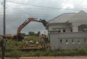 Mayor Inf Anang Nugroho memonitor eksekusi bangunan rumah