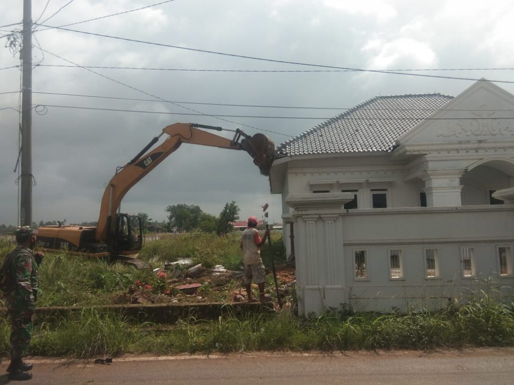 Mayor Inf Anang Nugroho memonitor eksekusi bangunan rumah