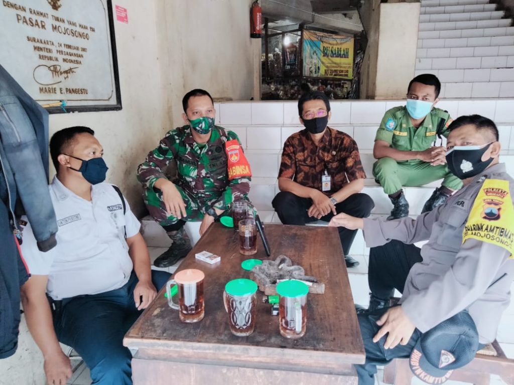 Sinergitas TNI-POLRI dan Linmas Himbau Pedagang Dan Pengunjung Pasar Patuhi Protkes